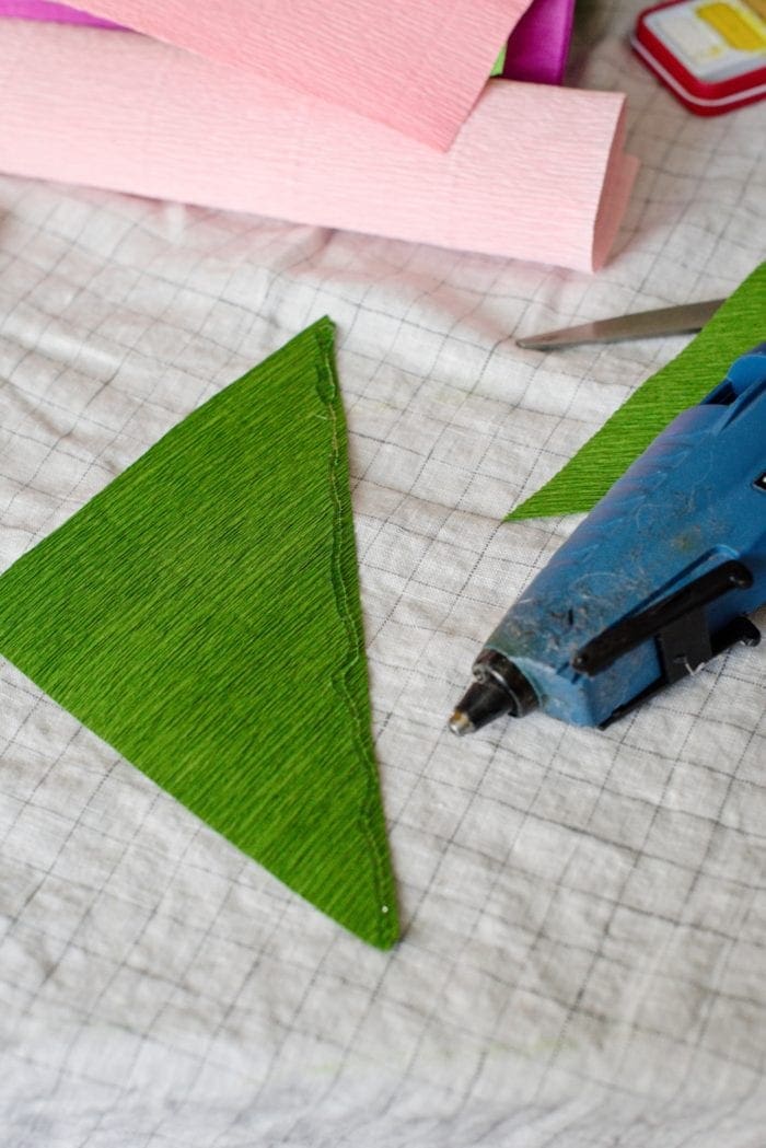 DIY watercolor and crepe paper paper tropical monstera plant garland from Dear Handmade Life