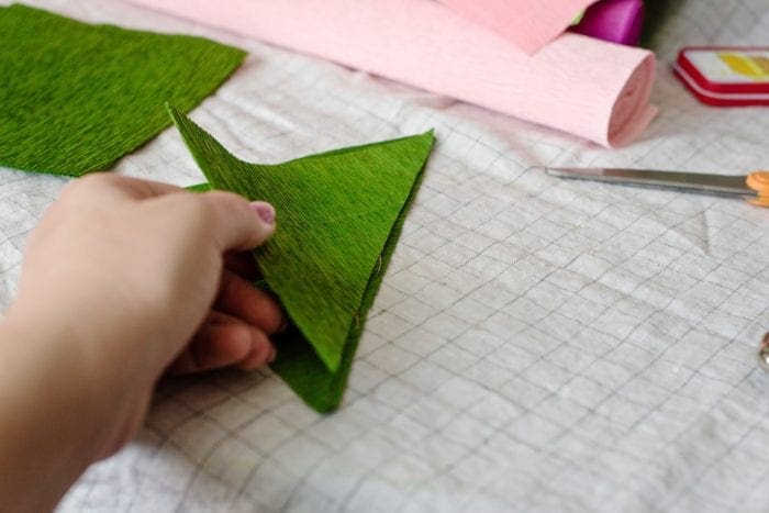 DIY watercolor and crepe paper paper tropical monstera plant garland from Dear Handmade Life