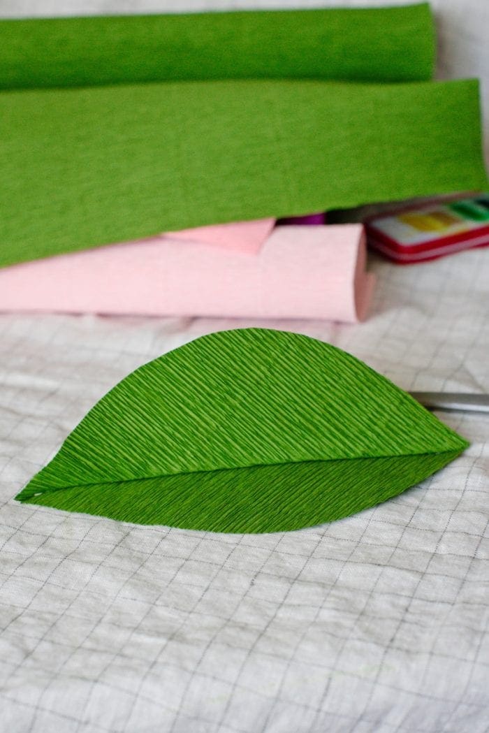 DIY watercolor and crepe paper paper tropical monstera plant garland from Dear Handmade Life