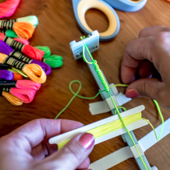 FRIENDSHIP BRACELETS WITH CLOVER BRACELET MAKER